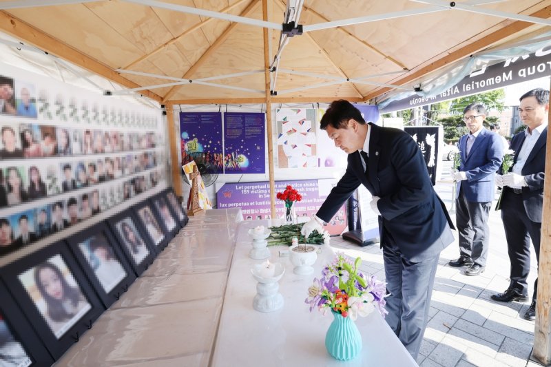 헌화하는 김관영 전북특별자치도지사 (출처=연합뉴스)