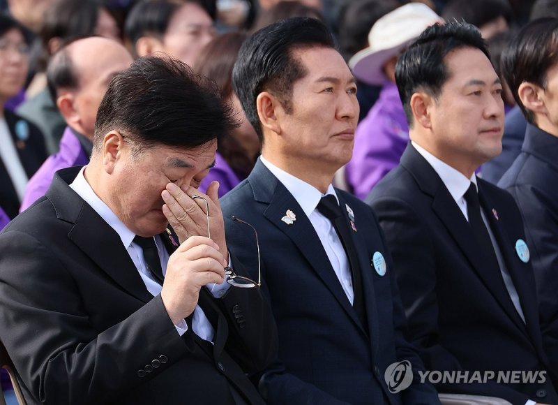 눈가 닦는 우원식 국회의장 (출처=연합뉴스)