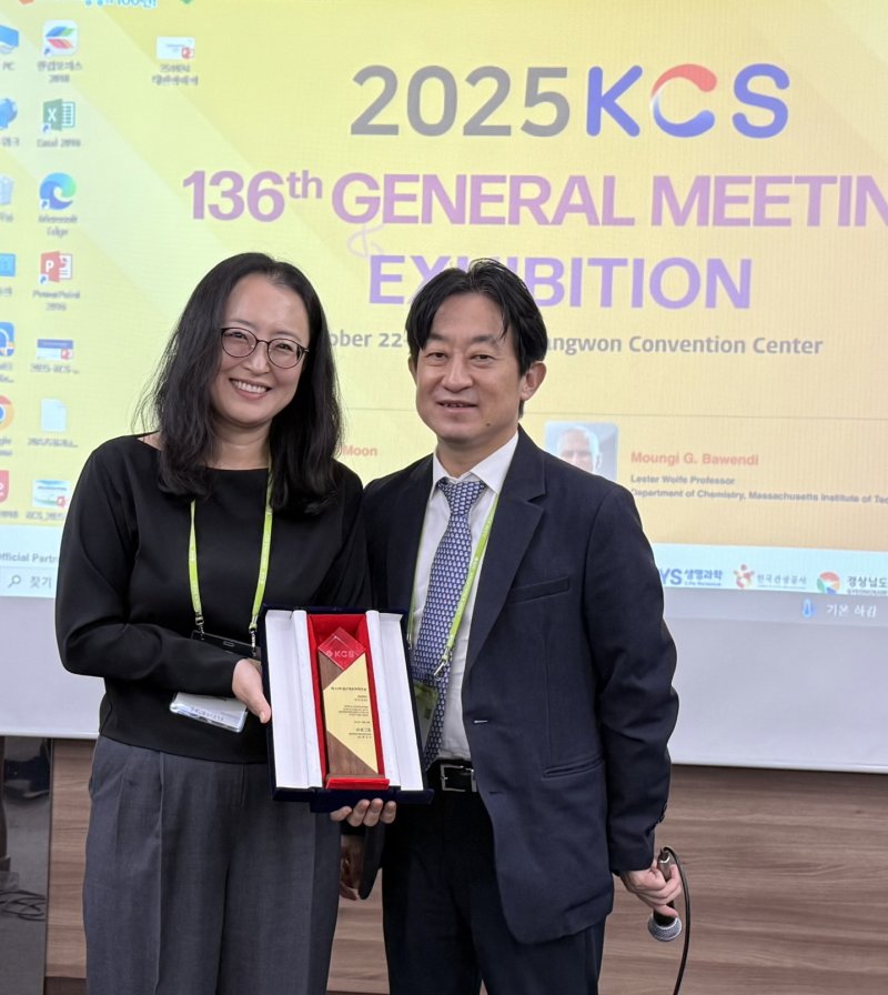 [대전=뉴시스] 국립한밭대 화학생명공학과 최진실(왼쪽) 교수. (사진=국립한밭대 제공) 2025.10.29. photo@newsis.com *재판매 및 DB 금지