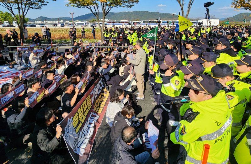 한미 정상회담이 열린 29일 오후 경주 국립경주박물관 인근 도로에서 ‘반 트럼프’ 집회를 벌인 시위대가 경찰과 대치했다. 2025.10.29/뉴스1 ⓒ News1 정윤경 기자
