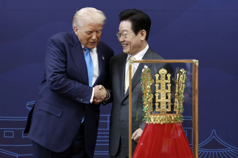 이재명 대통령이 29일 경북 경주박물관에서 도널드 트럼프 미국 대통령에게 '천마총 금관 모형'을 선물하고 있다. 뉴시스