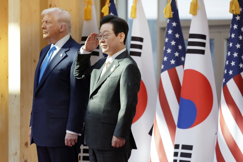 [경주=뉴시스] 최동준 기자 = 이재명 대통령이 29일 경북 경주박물관에서 열린 도널드 트럼프 미국 대통령 공식 환영식에서 거수 경례를 하고 있다. 2025.10.29. photocdj@newsis.com