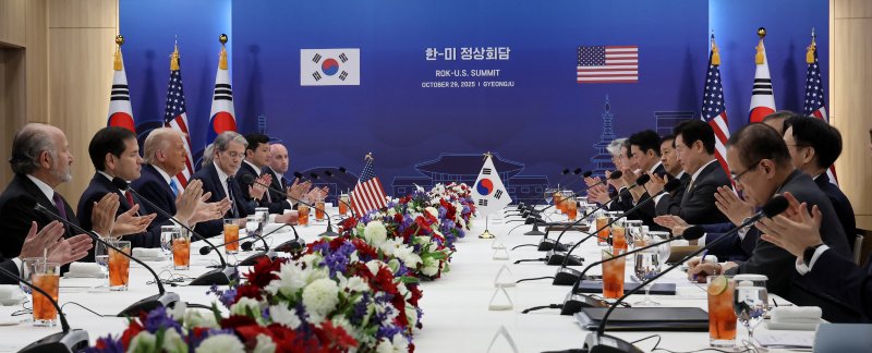 [경주=뉴시스] 최동준 기자 = 이재명 대통령과 도널드 트럼프 미국 대통령이 29일 경북 경주박물관에서 한미 정상회담을 하며 박수치고 있다. 2025.10.29. photocdj@newsis.com