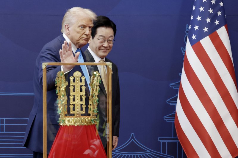 도널드 트럼프 대통령이 29일 경북 경주박물관에서 이재명 대통령에게 선물받은 '천마총 금관 모형'을 지나며 인사하고 있다. 뉴시스