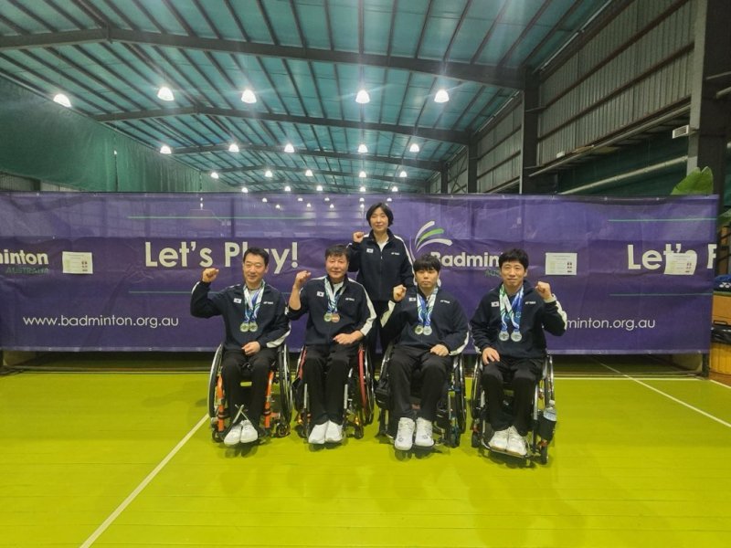 [울산=뉴시스] 구미현 기자 = 울산 중구 소속 장애인배드민턴팀. 사진 앞줄 좌측부터 김경훈 이삼섭 박해성 정재군 선수. 뒷줄 김묘정 감독. (사진=울산시 중구 제공) photo@newsis.com *재판매 및 DB 금지