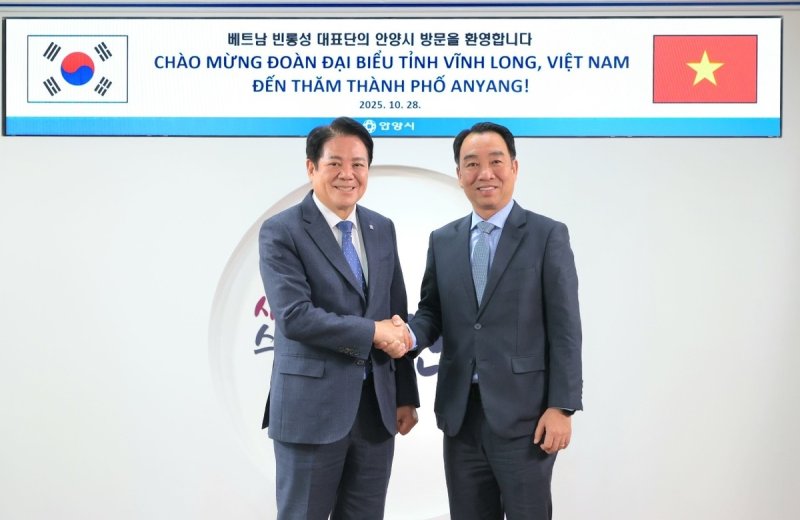 최대호 안양시장(왼쪽)과 루꽝응어이 베트남 빈롱성 인민위원장 (출처=연합뉴스)