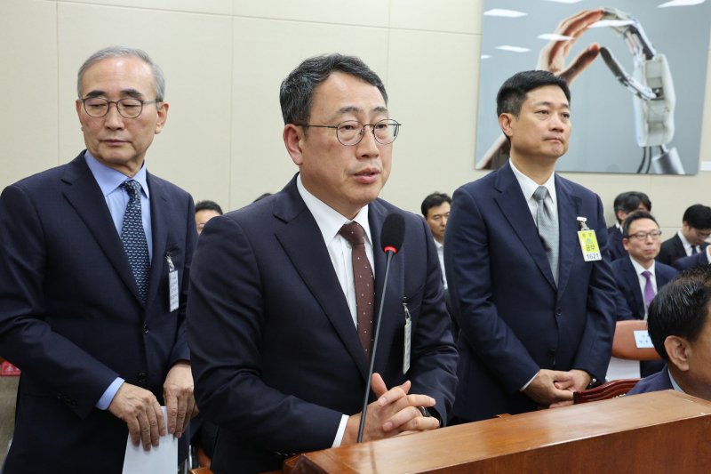 김영섭 KT 대표(왼쪽부터), 유영상 SK텔레콤 대표, 홍범식 LG유플러스 대표가 21일 서울 여의도 국회 과학기술정보방송통신위원회에서 열린 정보통신산업진흥원 등에 대한 국정감사에서 의원 질의에 답변하고 있다. 2025.10.21/뉴스1 ⓒ News1 신웅수 기자