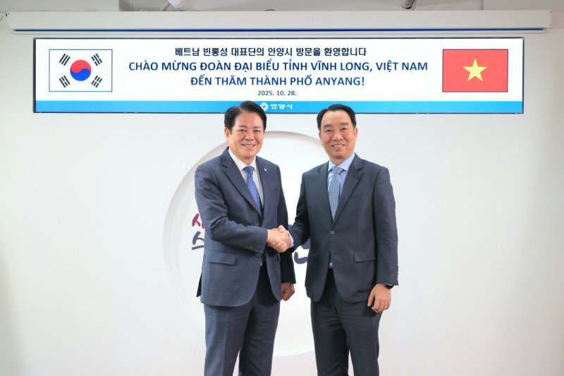 최대호 경기 안양시장(왼쪽)이 지난 28일 루꽝응어이 베트남 빈롱성 인민위원회 위원장과 만나 산업·교육·관광 등 다양한 분야의 실질적인 교류협력 방안을 논의했다.(안양시 제공. 재판매 및 DB금지)/뉴스1