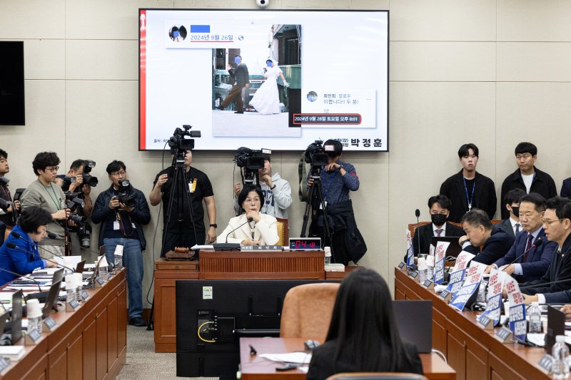29일 서울 여의도 국회에서 열린 과학기술정보방송통신위원회 과학기술정보통신부 등에 대한 국정감사에서 최민희 위원장이 딸 결혼식 관련 질의를 듣고 있다. 2025.10.29/뉴스1 ⓒ News1 이승배 기자