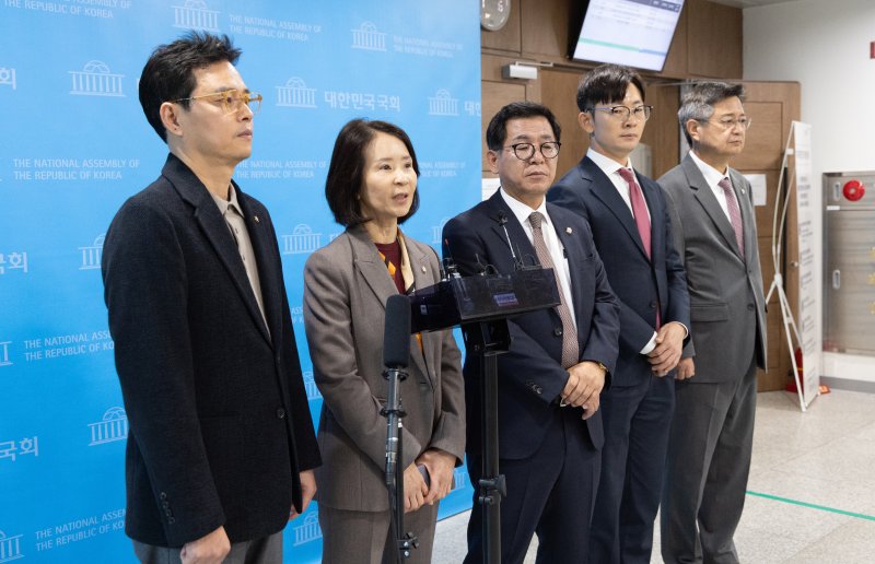 국민의힘 과방위원들이 29일 서울 여의도 국회 소통관에서 최민희 국회 과학기술정보방송통신위원장 사퇴를 촉구하고 있다. 2025.10.29/뉴스1 ⓒ News1 이승배 기자