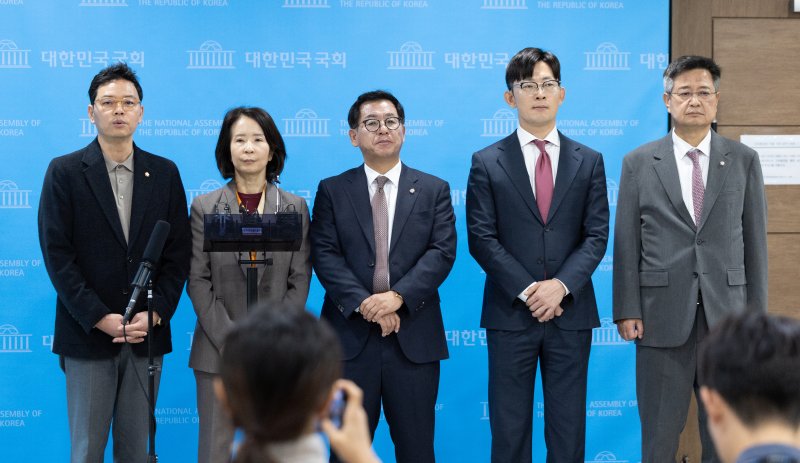 국민의힘 과방위원들이 29일 서울 여의도 국회 소통관에서 최민희 국회 과학기술정보방송통신위원장 사퇴를 촉구하고 있다. 2025.10.29/뉴스1 ⓒ News1 이승배 기자