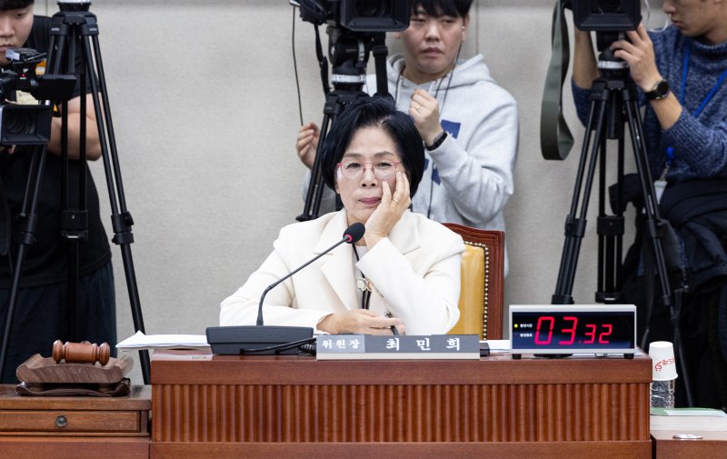 29일 서울 여의도 국회에서 열린 과학기술정보방송통신위원회 과학기술정보통신부 등에 대한 국정감사에서 최민희 위원장이 딸 결혼식 관련 질의를 듣고 있다. 2025.10.29/뉴스1 ⓒ News1 이승배 기자