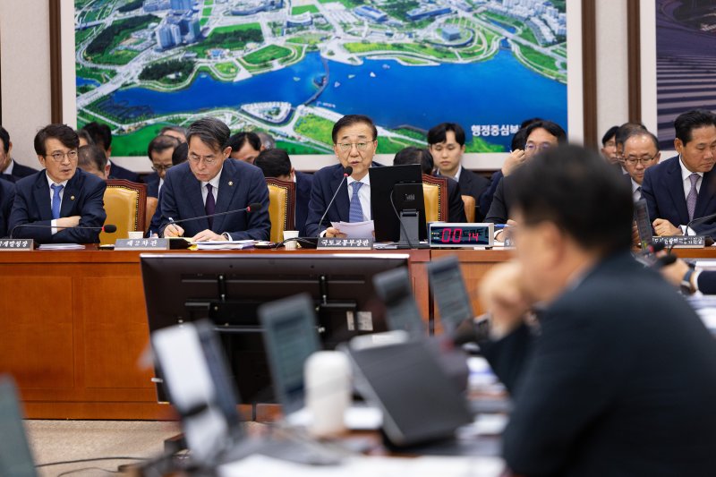 김윤덕 국토교통부 장관이 29일 서울 여의도 국회에서 열린 국토교통위원회의 국토교통부 등에 대한 국정감사에서 의원 질의에 답하고 있다. 2025.10.29/뉴스1 ⓒ News1 유승관 기자