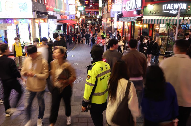 서울 용산구 이태원 일대에서 경찰관이 인파 바카라사이트 안내를 위해 바카라사이트 안내을 지키고 있다. 뉴스1