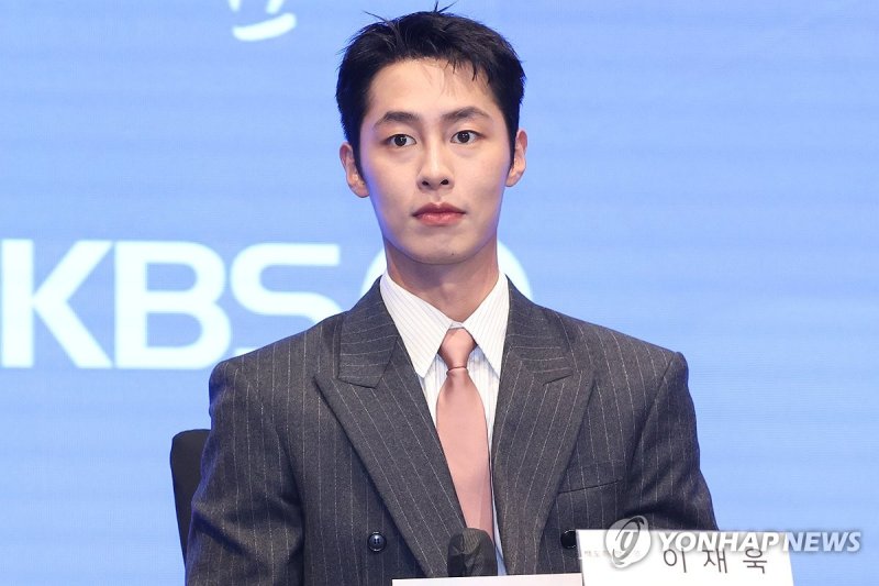 질문 듣는 이재욱 (출처=연합뉴스)