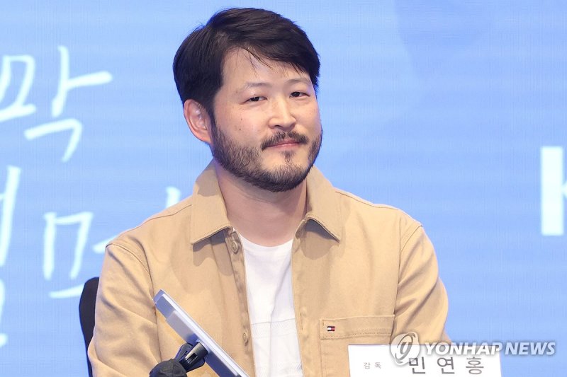 질문 듣는 민연홍 감독 (출처=연합뉴스)