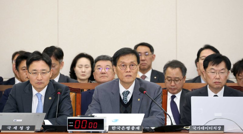 [서울=뉴시스] 조성봉 기자 = 이창용 한국은행 총재가 29일 오후 서울 여의도 국회 기획재정위원회에서 열린 한국은행·국세청·관세청 등에 대한 종합감사에서 의원 질의에 답변하고 있다. 2025.10.29. suncho21@newsis.com