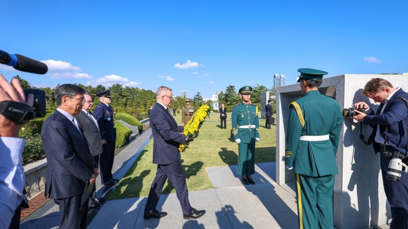 부산 유엔기념공원 호주기념비에 헌화 및 분향하는 앤서니 앨버니지 호주 총리 (출처=연합뉴스)