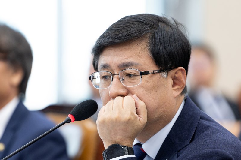 김성환 기후에너지환경부 장관이 29일 서울 여의도 국회에서 열린 기후에너지환경노동위원회 기후에너지환경부 등에 대한 국정감사에 출석해 의원 질의를 듣고 있다. 2025.10.29/뉴스1 ⓒ News1 이승배 기자