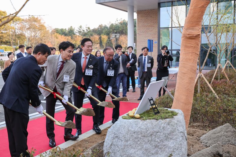 강원 홍천 대한민국 항체 수도로 도약...국가항체클러스터 준공 - 뉴스 썸네일 이미지