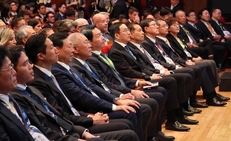 [서울=뉴시스] 최태원 대한상공회의소 회장, 정의선 현대차그룹 회장, 구광모 LG 회장, 신동빈 롯데 회장, 정용신 신세계 회장 등이 29일 경북 경주예술의전당에서 열린 아시아태평양경제협력체(APEC) CEO 써밋에서 도널드 트럼프 미국 대통령의 특별연설을 듣고 있다. (사진=대한상공회의소 제공) 2025.10.29. photo@newsis.com *재판매 및 DB 금지