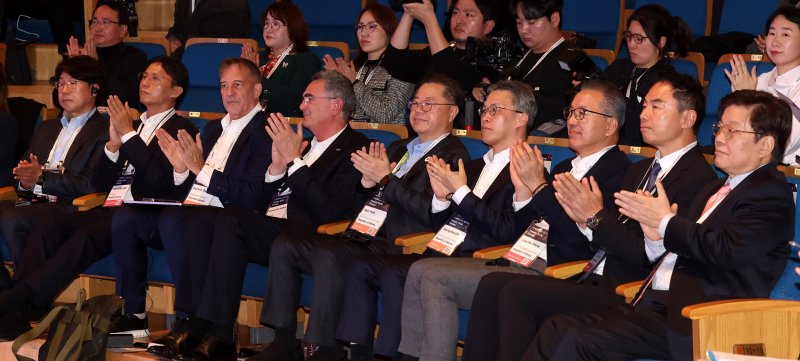 [경주=뉴시스] 추상철 기자 = 박일준 대한상공회의소 부회장과 국내 유통기업 대표가 28일 오후 경북 경주시 경주예술의전당에서 열린 APEC CEO 서밋 코리아 2025 '유통 퓨처테크포럼'에서 박수를 치고 있다. 왼쪽부터 전경수 씨피엘비 대표, 허서홍 GS리테일 대표, 데이빗 R 벨 박사, 르노 드 바르부아 GS1 CEO, 박일준 대한상의 부회장, 오승철산업부 산업기반실장, 정준호 롯데쇼핑 대표, 정지영 현대백화점 대표, 박경도 한국유통학회장. 2025.10.28. scchoo@newsis.com