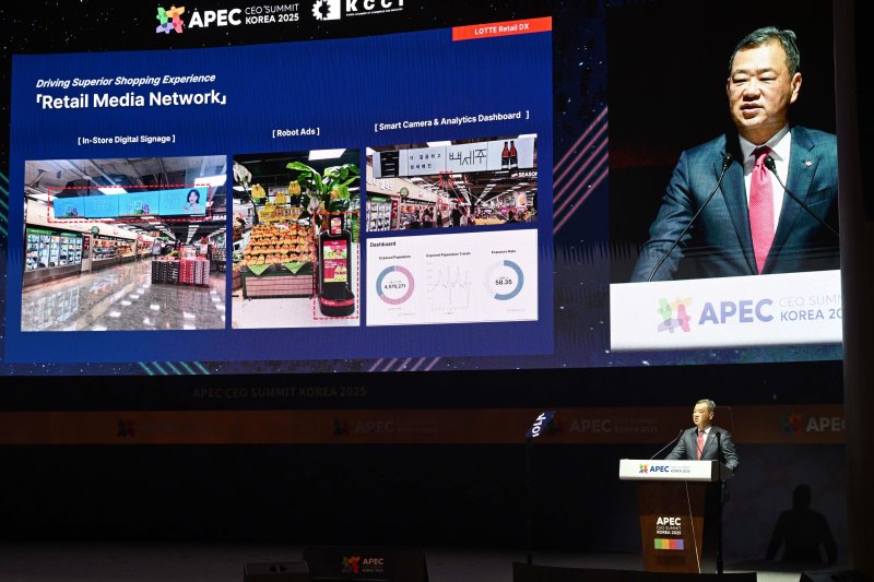 [경주=뉴시스] 추상철 기자 = 김상현 롯데글룹 유통군 총괄대표가 29일 경북 경주예술의전당에서 열린 아시아태평양경제협력체(APEC) 정상회의 최고경영자(CEO) 서밋(Summit)에서 '디지털 전환과 리테일 효율화'를 주제로 연설하고 있다. (공동취재) 2025.10.29. photo@newsis.com