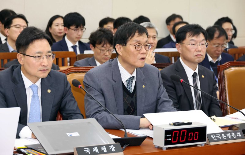 [서울=뉴시스] 조성봉 기자 = 이창용 한국은행 총재가 29일 오후 서울 여의도 국회 기획재정위원회에서 열린 한국은행·국세청·관세청 등에 대한 종합감사에서 의원 질의에 답변하고 있다. 2025.10.29. suncho21@newsis.com