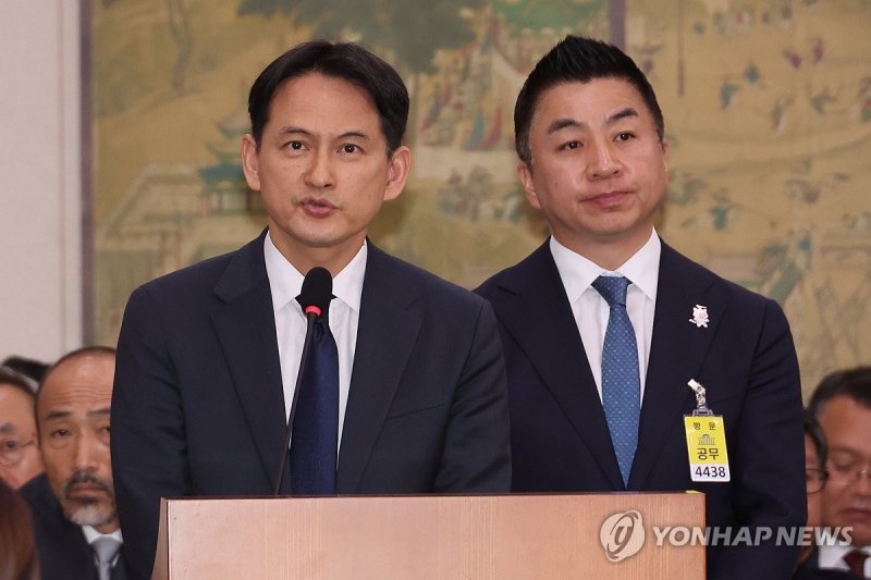 답변하는 황성운 전 비서관과 정용석 이사장 (출처=연합뉴스)