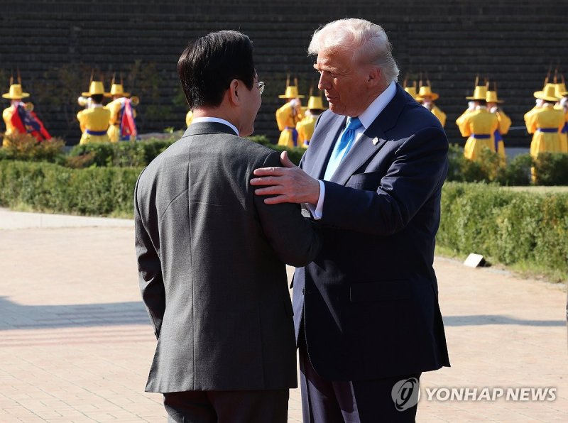 트럼프 대통령 맞이하는 이재명 대통령 (출처=연합뉴스)