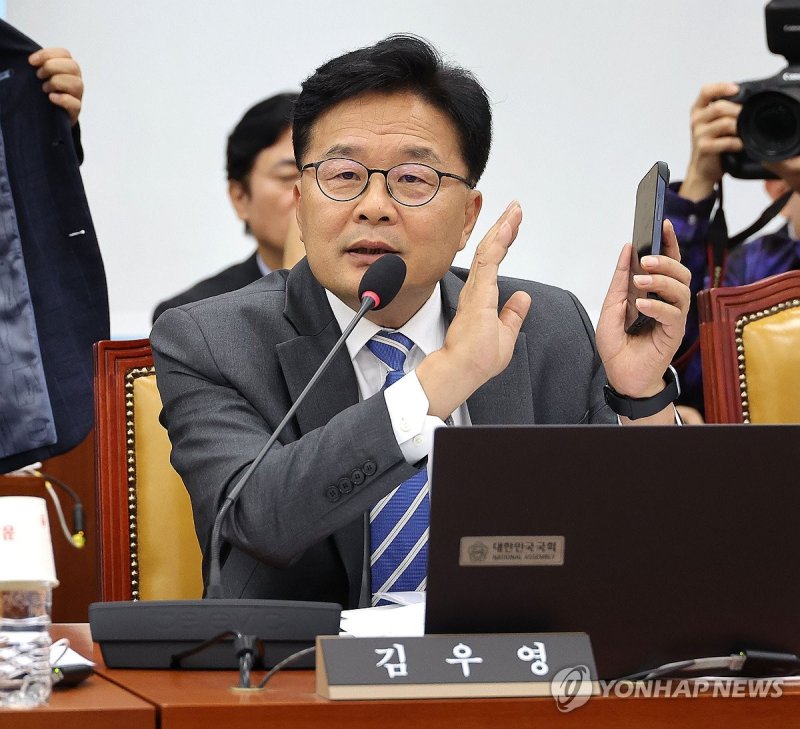 '문자 폭로 사태' 관련 발언하는 김우영 의원 (출처=연합뉴스)