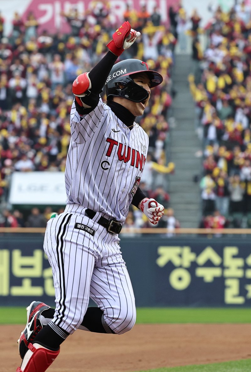 26일 서울 잠실야구장에서 열린 프로야구 2025 신한 SOL뱅크 KBO 포스트시즌 한국시리즈 1차전 한화 이글스와 LG 트윈스의 경기, LG의 5회말 박해민이 솔로포를 때린 뒤 환호하고 있다. 2025.10.26/뉴스1 ⓒ News1 구윤성 기자