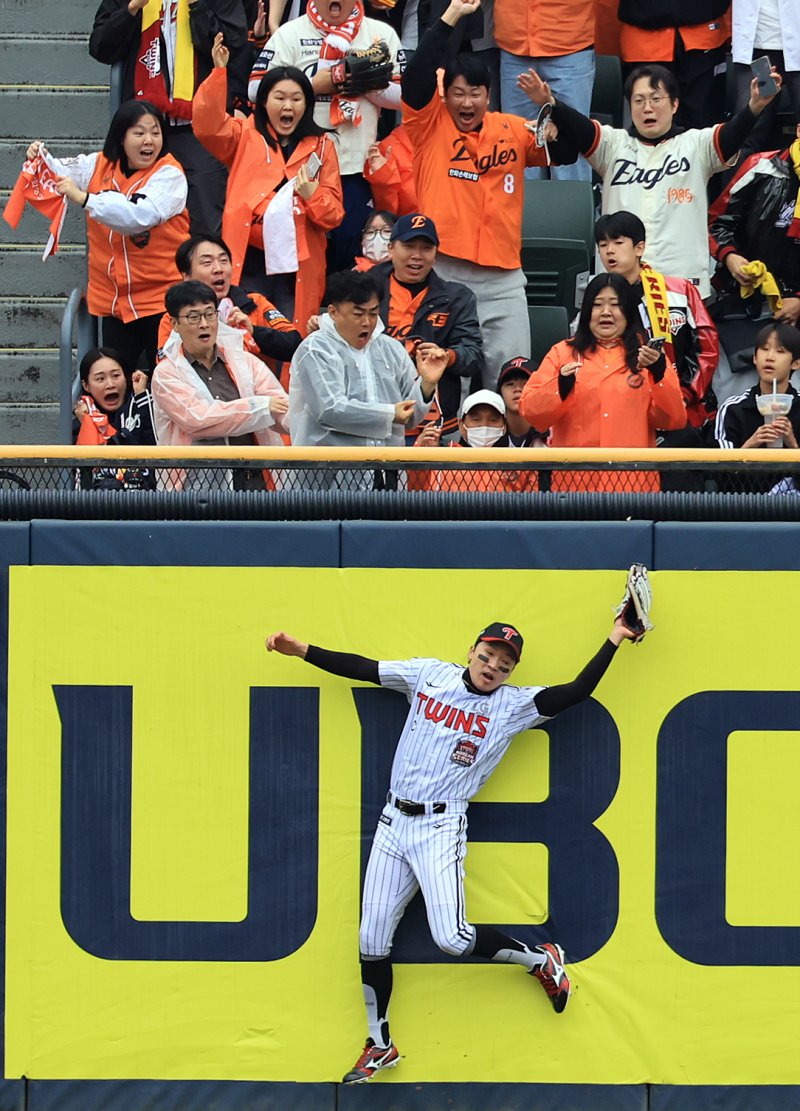 26일 서울 잠실야구장에서 열린 프로야구 2025 신한 SOL뱅크 KBO 포스트시즌 한국시리즈 1차전 한화 이글스와 LG 트윈스의 경기, LG 중견수 박해민이 1회초 1사 1루 상황 한화 문현빈의 깊숙한 타구를 점프 캐치하고 있다. 2025.10.26/뉴스1 ⓒ News1 김진환 기자