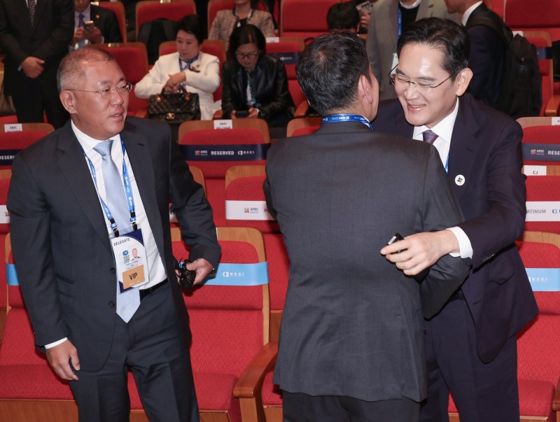 [경주=뉴시스] 고범준 기자 = 이재용 삼성전자 회장과 정용진 신세계그룹 회장이 29일 경북 경주예술의전당에서 열린 아시아태평양경제협력체(APEC) CEO 써밋에서 인사를 하고 있다. 왼쪽은 정의선 현대차그룹 회장. (대통령실통신사진기자단) 2025.10.29. bjko@newsis.com