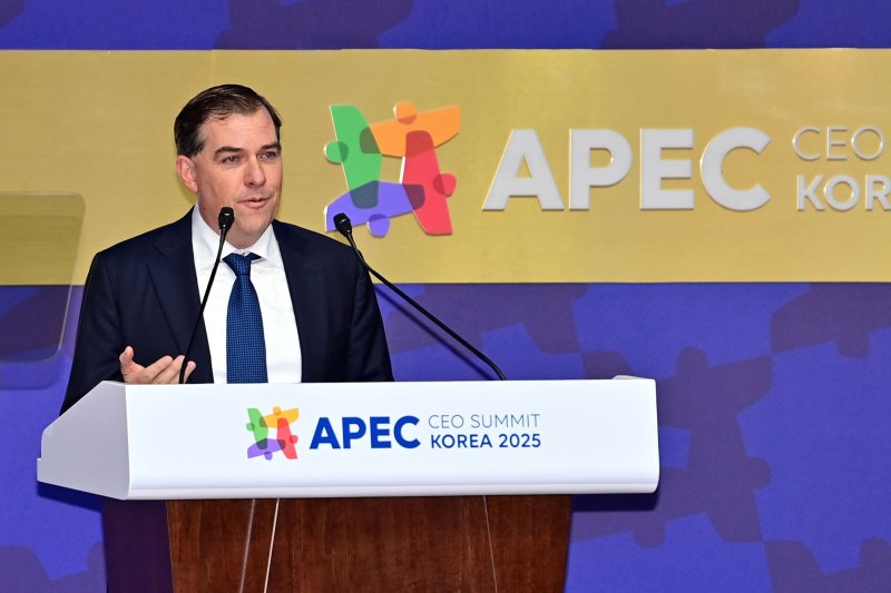 [경주=뉴시스] 추상철 기자 = 맷 가먼 AWS CEO가 29일 경북 경주예술의전당에서 열린 아시아태평양경제협력체(APEC) CEO 써밋에서 주제발표를 하고 있다. (공동취재) 2025.10.29. photo@newsis.com