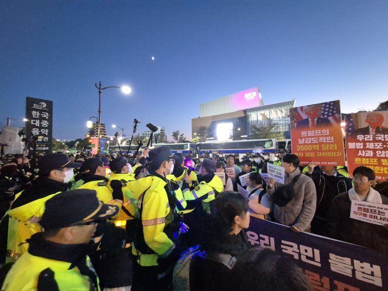 [경주APEC] 대학생들, 트럼프 묵는 힐튼호텔 앞서 '反트럼프' 기습 시위 (출처=연합뉴스)