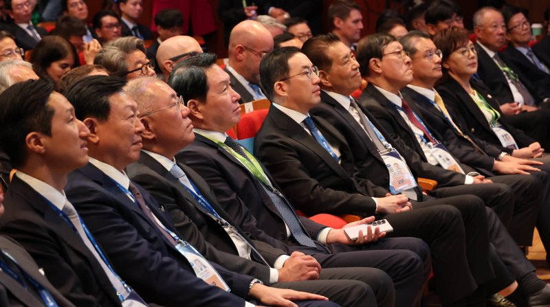 최태원 SK그룹 회장과 정의선 현대차그룹 회장, 구광모 LG그룹 회장, 신동빈 롯데 회장 등이 29일 경북 경주 예술의전당에서 열린 '2025 아시아태평양경제협력체 최고경영자 서밋(APEC CEO SUMMIT)'에 참석해 도널드 트럼프 미국 대통령의 정상 특별연설을 경청하고 있다. (대한상공회의소 제공. 재판매 및 DB금지) 2025.10.29/뉴스1 ⓒ News1 김민지 기자