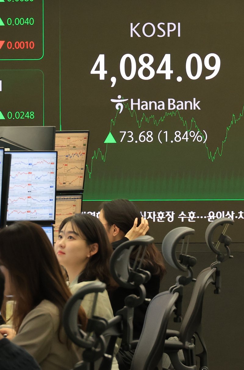 코스피 또 사상 최고치 29일 서울 중구 하나은행 본점에서 직원들이 증시와 환율을 모니터하고 있다. 이날 코스피는 전장보다 70.74포인트(1.76%) 오른 4,081.15에 장을 마치며 지난 27일 기록한 종가·장중 기준 역대 최고치(4,042.83)를 갈아치웠다. 연합바카라사이트 카지노판