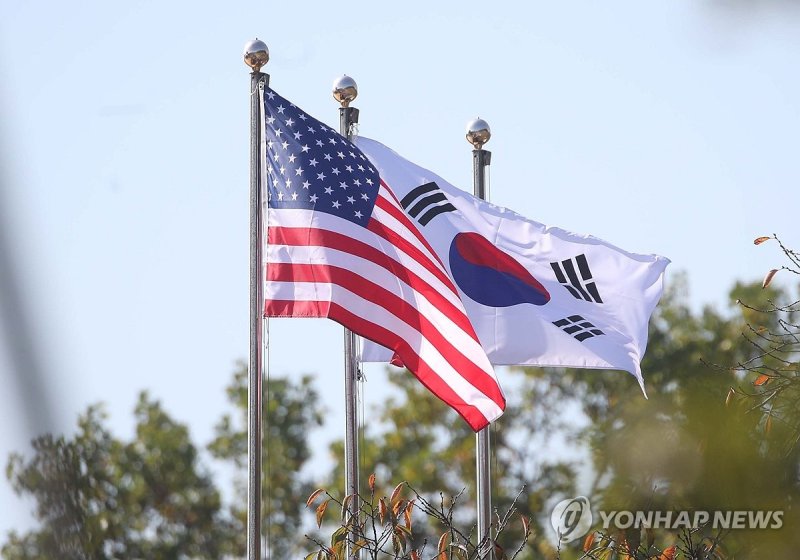 경주박물관에 게양된 태극기와 성조기 (출처=연합뉴스)