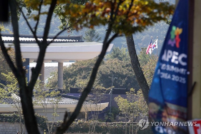 경주박물관에 게양된 태극기와 성조기 (출처=연합뉴스)