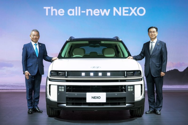 실시간 바카라사이트일본법인(HMJ) 시메기 토시유키 법인장(왼쪽)과 실시간 바카라사이트 정유석 부사장이 29일 일본 도쿄 빅 사이트에서 열린 '재팬 모빌리티쇼 2025'에서 공개된 수소전기차(FCEV) '디 올 뉴 넥쏘' 옆에서 기념사진을 촬영하고 있다. 실시간 바카라사이트그룹 제공