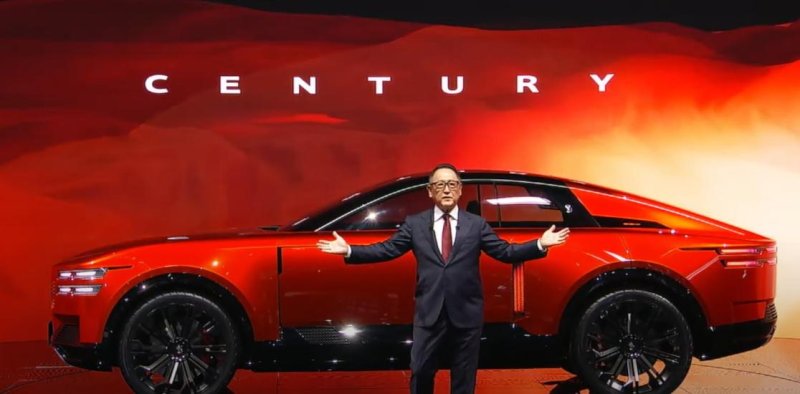 도요다 아키오 도요타그룹 회장이 29일 일본 도쿄 빅사이트에서 열린 '재팬 모빌리티쇼 2025' 기자간담회에서 콘셉트카로 제작된 센추리 쿠페형 스포츠유틸리티차(SUV)를 세계 최초로 공개하고 있다. 사진=서혜진 도쿄 특파원