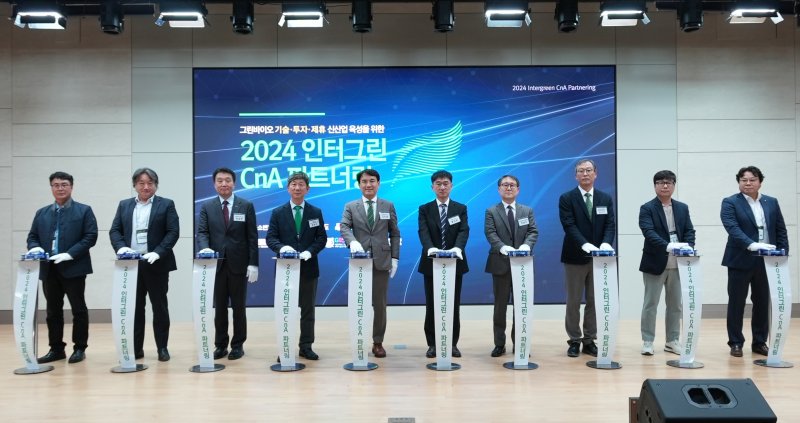 2025 인터그린 CnA 파트너링 행사가 오는 11월6일 서울대 평창캠퍼스에서 열린다. 지난해 인터그린 CnA 파트너링 개회식에서 김진태 도지사(왼쪽 다섯번째), 양태진 서울대 그린바이오과학기술연구원장(왼쪽 네번째), 김주선 KIST 강릉분원장(오른쪽 세번째), 허장현 강원테크노파크 원장(왼쪽 세번째) 등이 기념촬영을 하는 모습 강원도 제공