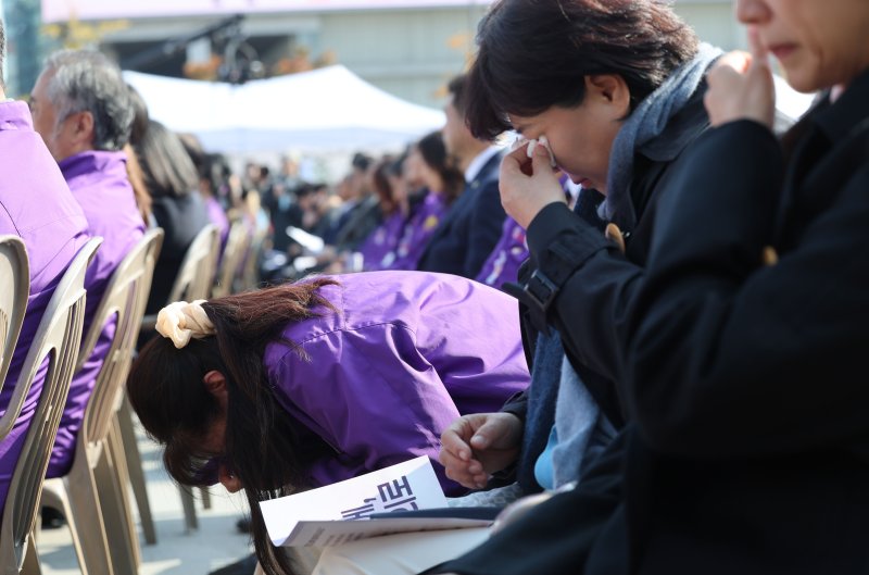 29일 서울 광화문광장에서 열린 10·29 이태원 바카라사이트 장난감 3주기 기억식에서 유가족들이 눈물을 흘리고 있다. 연합뉴스