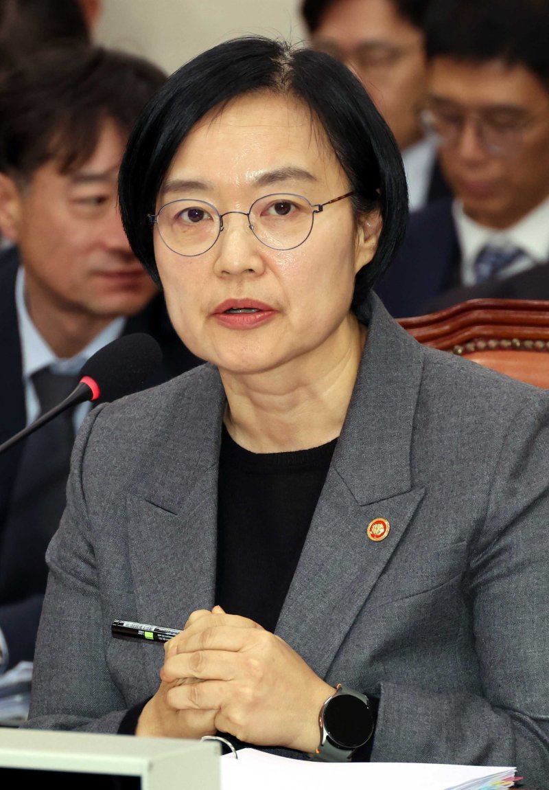 [서울=뉴시스] 조성봉 기자 = 한성숙 중소벤처기업부 장관이 29일 오후 서울 여의도 국회 산업통상자원중소벤처기업위원회에서 열린 국정감사에서 의원 질의에 답변하고 있다. 2025.10.29. suncho21@newsis.com