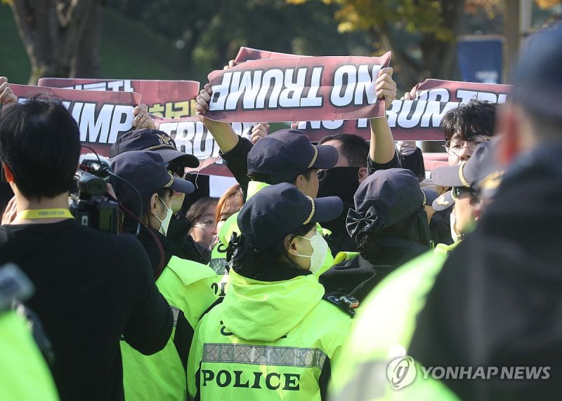 한미정상회담장 인근서 기습시위 (출처=연합뉴스)