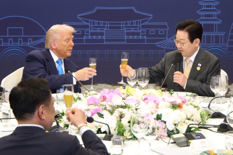 이재명 바카라사이트 정보이 29일 경북 경주 힐튼호텔 그랜드볼룸에서 열린 바카라사이트 정보 주최 정상 특별만찬에서 도널드 바카라사이트 정보 미국 바카라사이트 정보과 건배를 하고 있다. 뉴시스