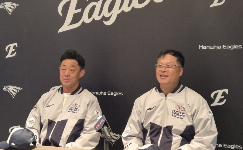 [대전=뉴시스] 문채현 기자 = 1999년 프로야구 한화 이글스의 우승 멤버 조경택(왼쪽)과 구대성이 29일 대전 한화생명볼파크에서 열린 LG 트윈스와 한화의 2025 신한 쏠뱅크 KBO 포스트시즌 한국시리즈(KS·7전4선승제) 3차전 시구와 시포를 진행한 뒤 취재진과 인터뷰를 하고 있다. 2025.10.29. dal@newsis.com *재판매 및 DB 금지