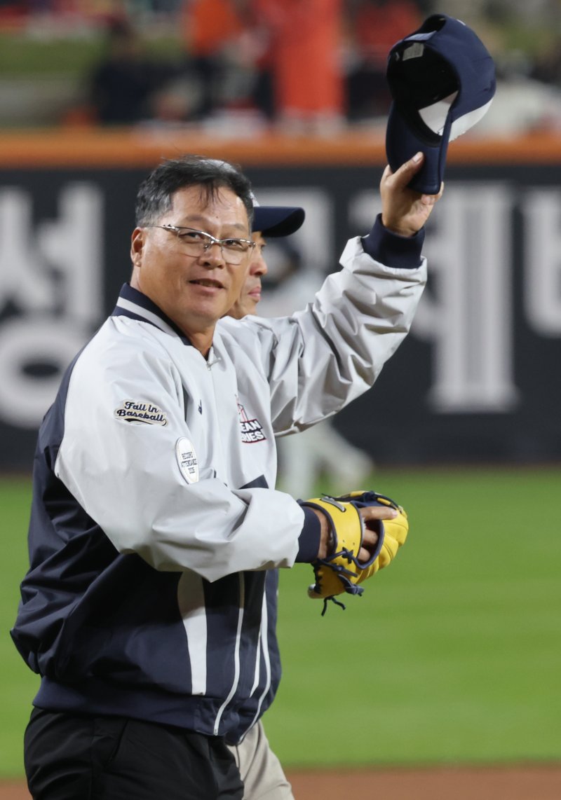 [대전=뉴시스] 강종민 기자 = 29일 대전 중구 한화생명볼파크에서 열린 2025 KBO 한국시리즈 3차전 LG 트윈스와 한화 이글스의 경기에서 구대성 전 한화 투수가 시구를 위해 마운드로 향하며 인사하고 있다. 2025.10.29. ppkjm@newsis.com