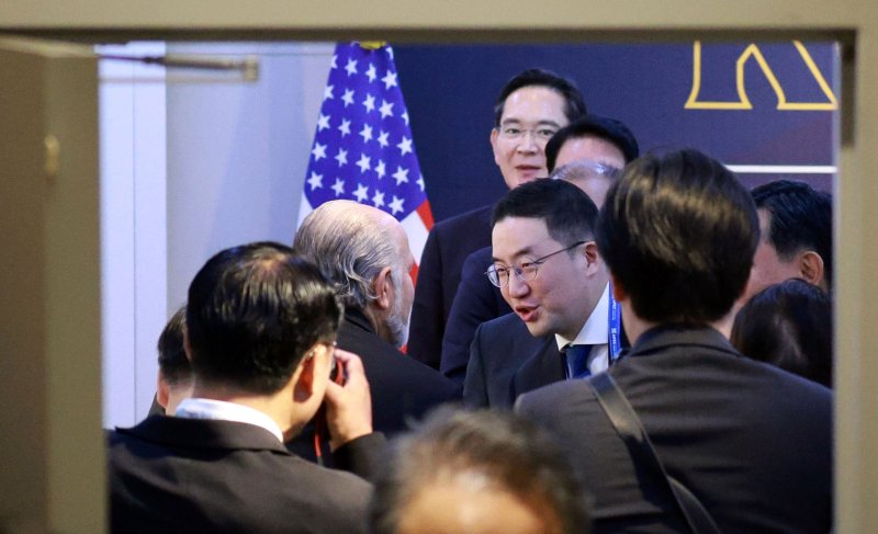 구광모 LG 회장이 10월 29일 경북 경주예술의전당에서 열린 한미 비즈니스 라운드 테이블 행사에서 하워드 러트닉 미국 상무장관과 인사를 하고 있다.뉴시스